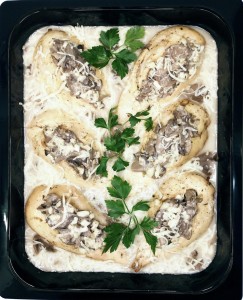 PIERŚ Z KURCZAKA FASZEROWANA PIECZARKAMI ( 2,5 kg/op )